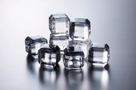 おうちで簡単に様々な形の透明氷が作れる製氷器「ice drops